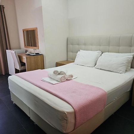 Feevos Hotel Piraeus Buitenkant foto