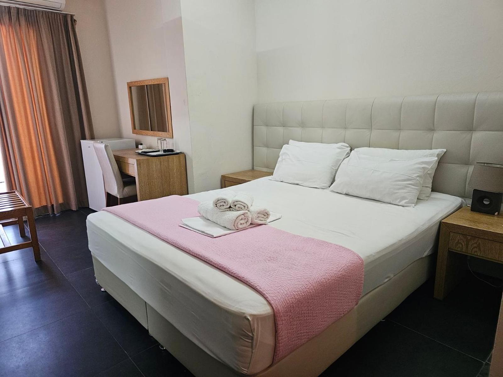 Feevos Hotel Piraeus Buitenkant foto