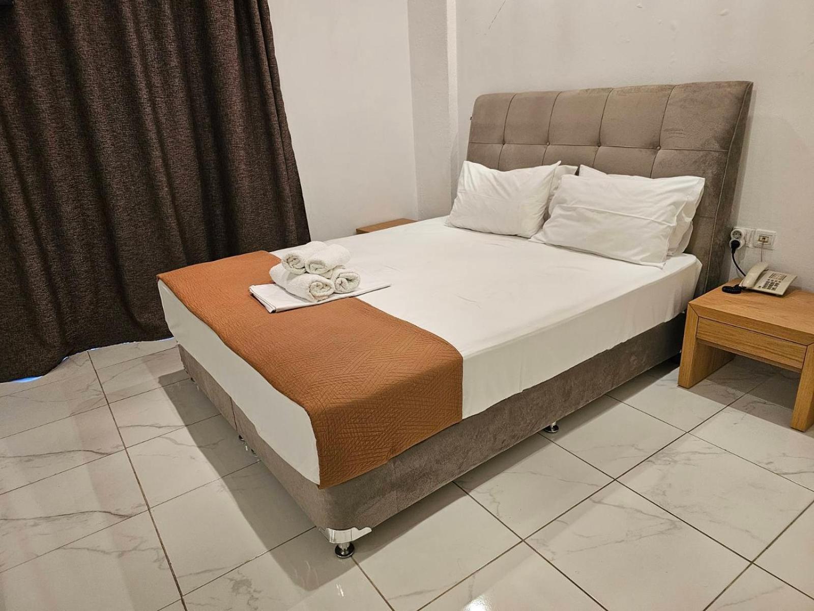 Feevos Hotel Piraeus Buitenkant foto